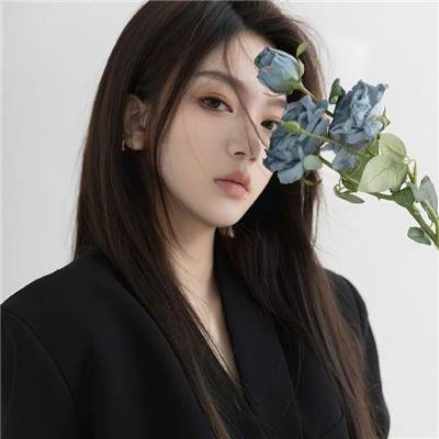 玻璃橱窗中的姑娘